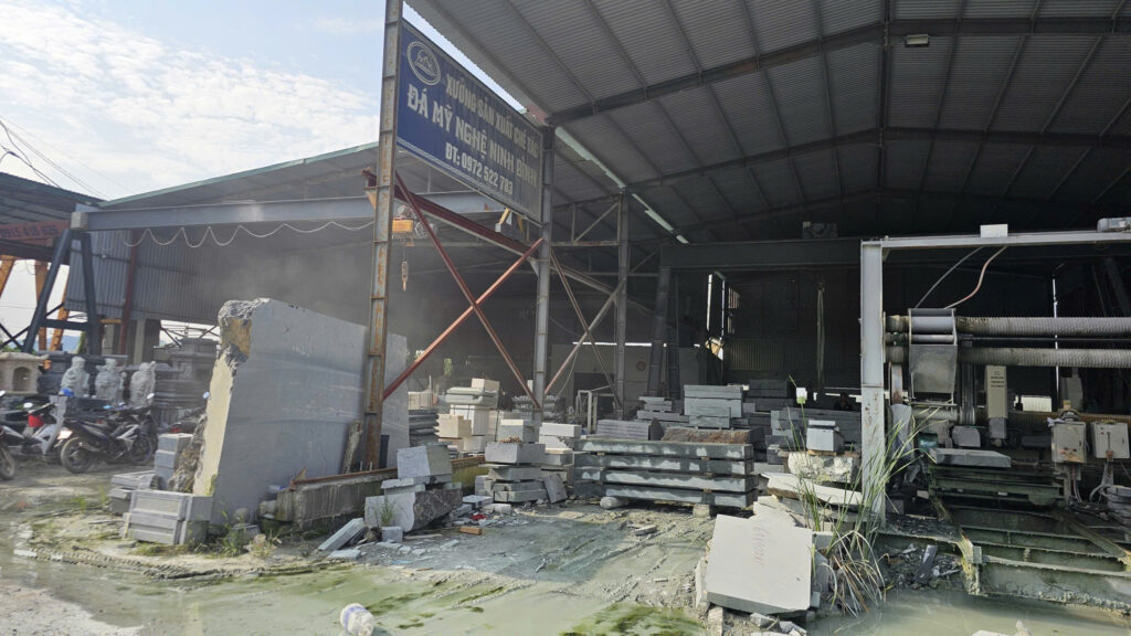 Nghệ nhân làng nghề Ninh Vân chạm khắc đá mỹ nghệ