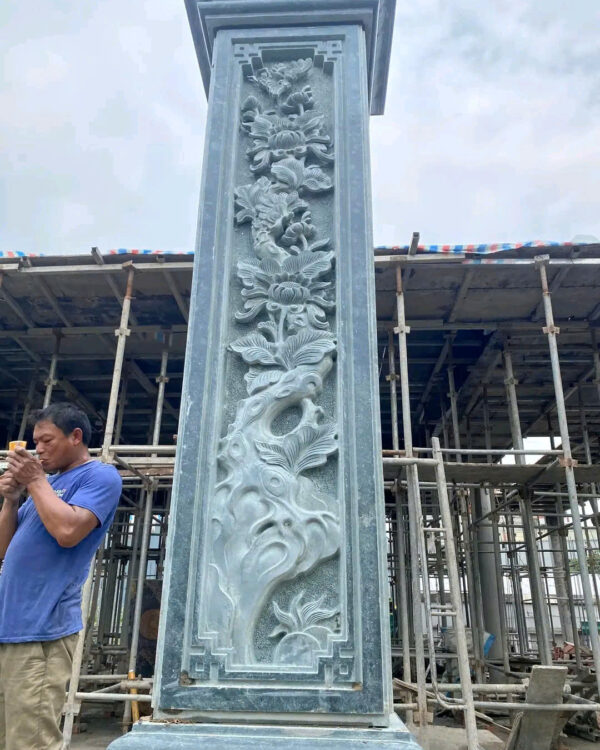 Cột trụ đồng đá chạm khắc tinh xảo, chuẩn phong thủy tại làng nghề Ninh Vân 20+ năm kinh nghiệm. Tư vấn thiết kế miễn phí – gọi 0972 522 783.