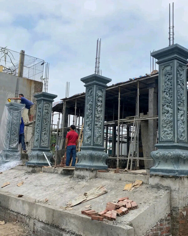Cột trụ đồng đá chạm khắc tinh xảo, chuẩn phong thủy tại làng nghề Ninh Vân 20+ năm kinh nghiệm. Tư vấn thiết kế miễn phí – gọi 0972 522 783.