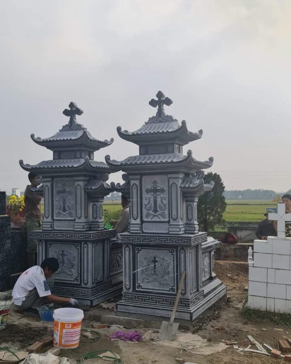 Mộ đá công giáo với thánh giá, hoa văn tôn giáo chạm khắc tinh xảo tại làng nghề Ninh Vân 20+ năm kinh nghiệm. Tư vấn miễn phí – gọi 0972 522 783.