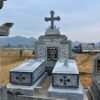 Mộ đá công giáo với thánh giá, hoa văn tôn giáo chạm khắc tinh xảo tại làng nghề Ninh Vân 20+ năm kinh nghiệm. Tư vấn miễn phí – gọi 0972 522 783.