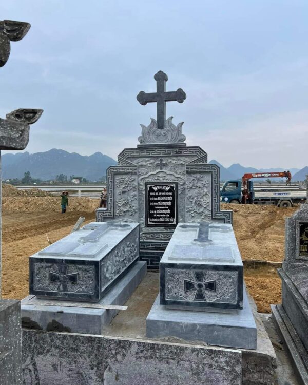 Mộ đá công giáo với thánh giá, hoa văn tôn giáo chạm khắc tinh xảo tại làng nghề Ninh Vân 20+ năm kinh nghiệm. Tư vấn miễn phí – gọi 0972 522 783.